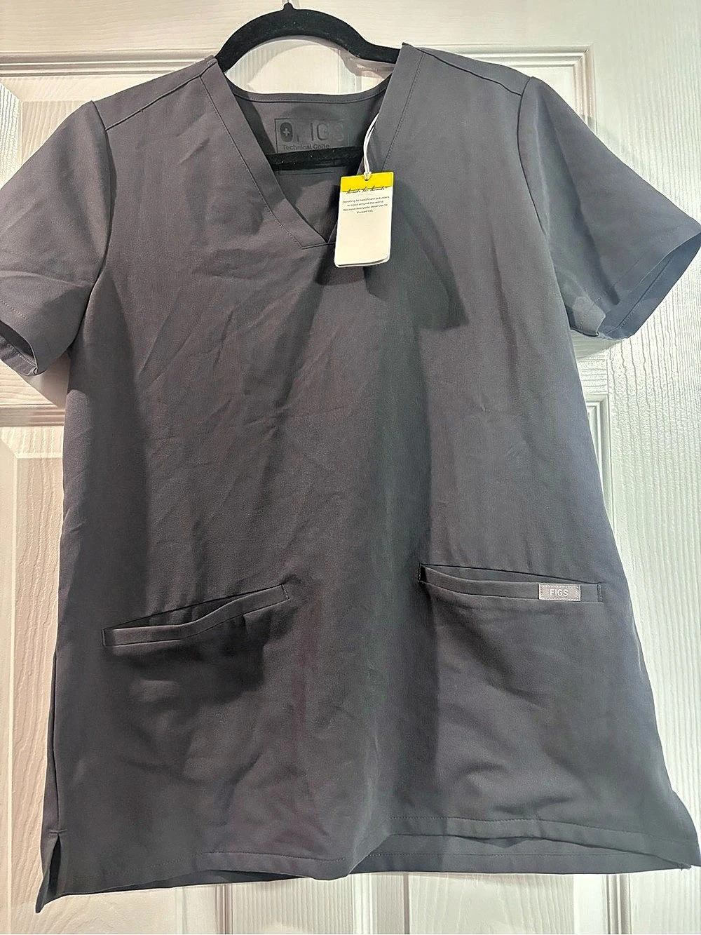FIGS Technical Collection Women’s Small Gray V-Neck 2 Pocket Scrub Top NWT